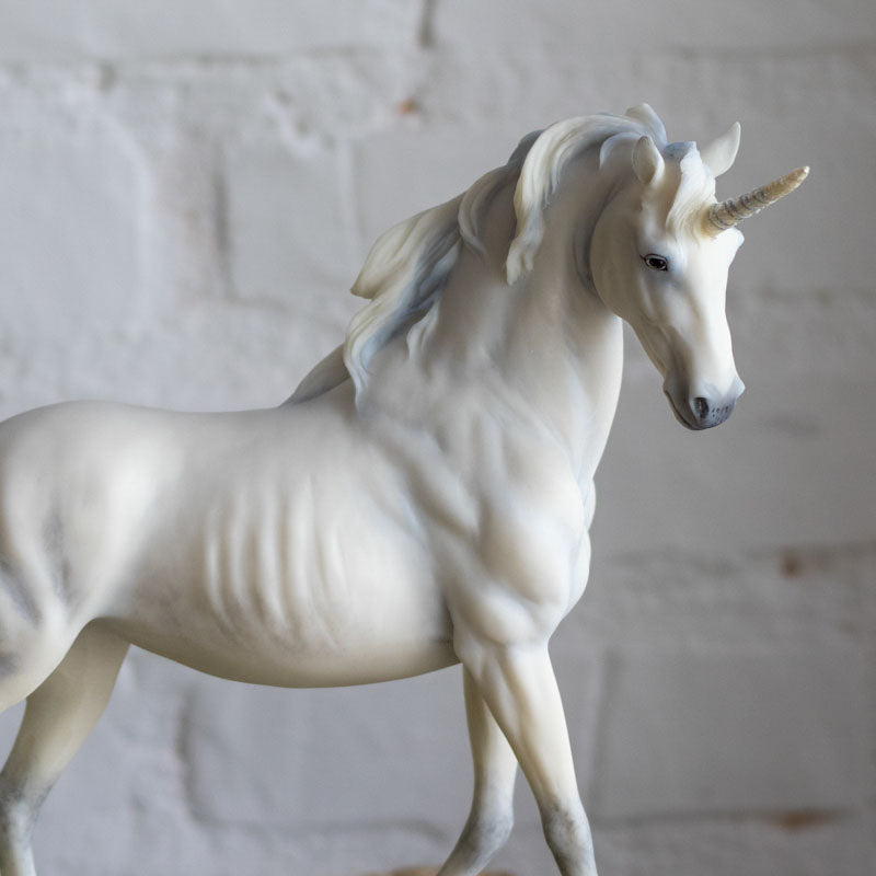 estatueta-escultura-unicornio-branco-objetos-decorativos-decoracoes-resina-veronese-design-loja-presentes-especiais-03