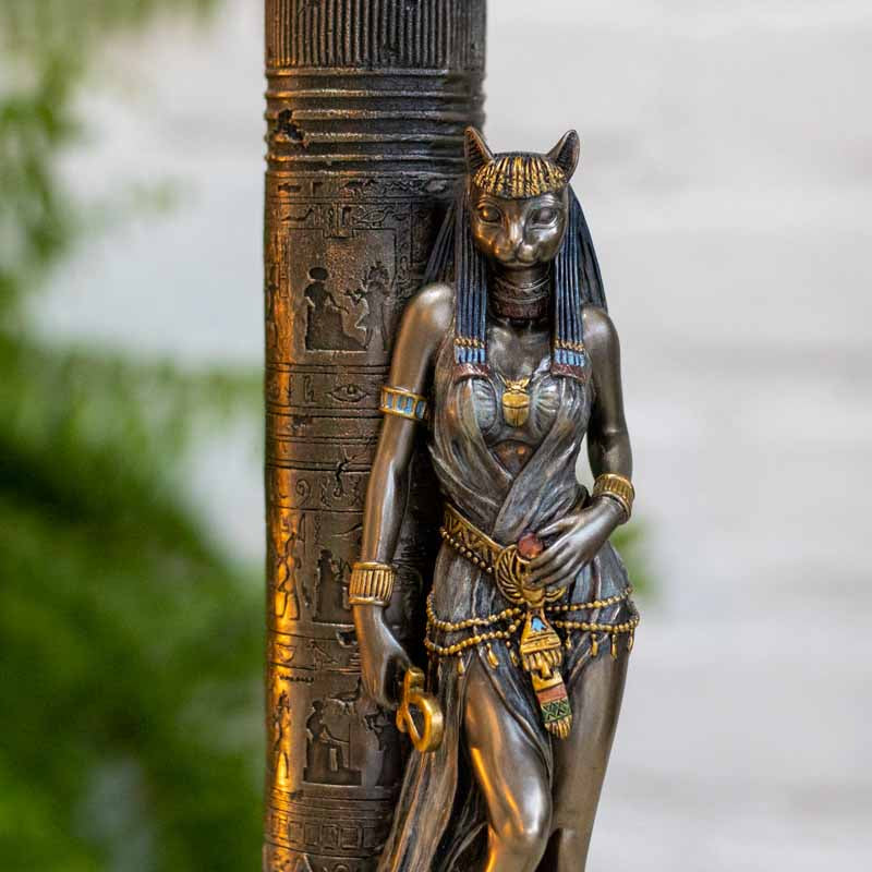 A03993-escultura-bronzeada-egipcia-decorativa-modelada-resina-mitologia-deusa-bastet-enfeite-pilar-loja-decoracao-decorzen-004