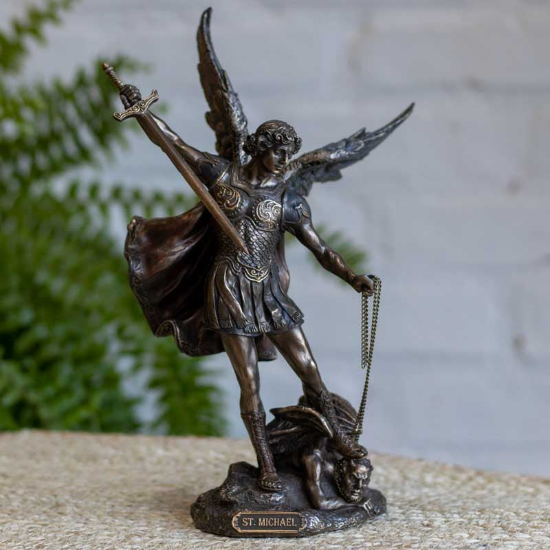 Estatueta Sacra do Anjo Miguel | Celestial anjos,arcanjo miguel,celestiais,estatuetas,unisex,veronese