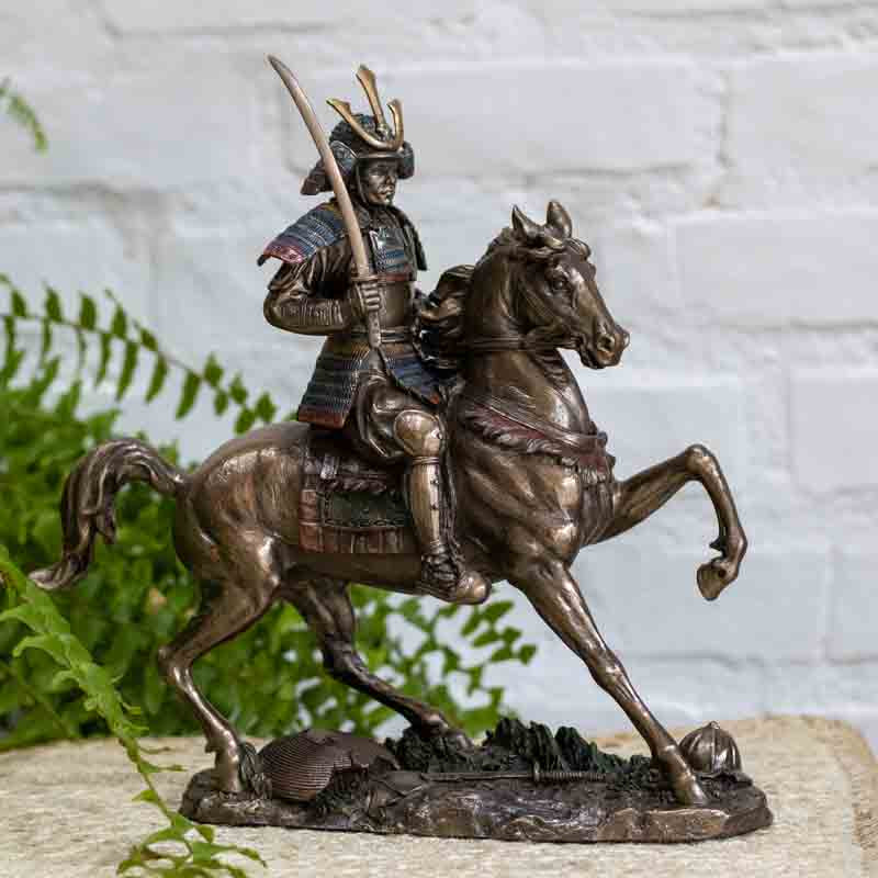 Estatueta Decorativa Samurai no Cavalo em Resina enfeite presente Guardiões / Guerreiros animais,eles,estatuetas,guerreiro,oriental,outras,samurai,veronese