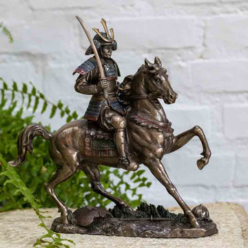 Estatueta Decorativa Samurai no Cavalo em Resina enfeite presente Guardiões / Guerreiros animais,eles,estatuetas,guerreiro,oriental,outras,samurai,veronese