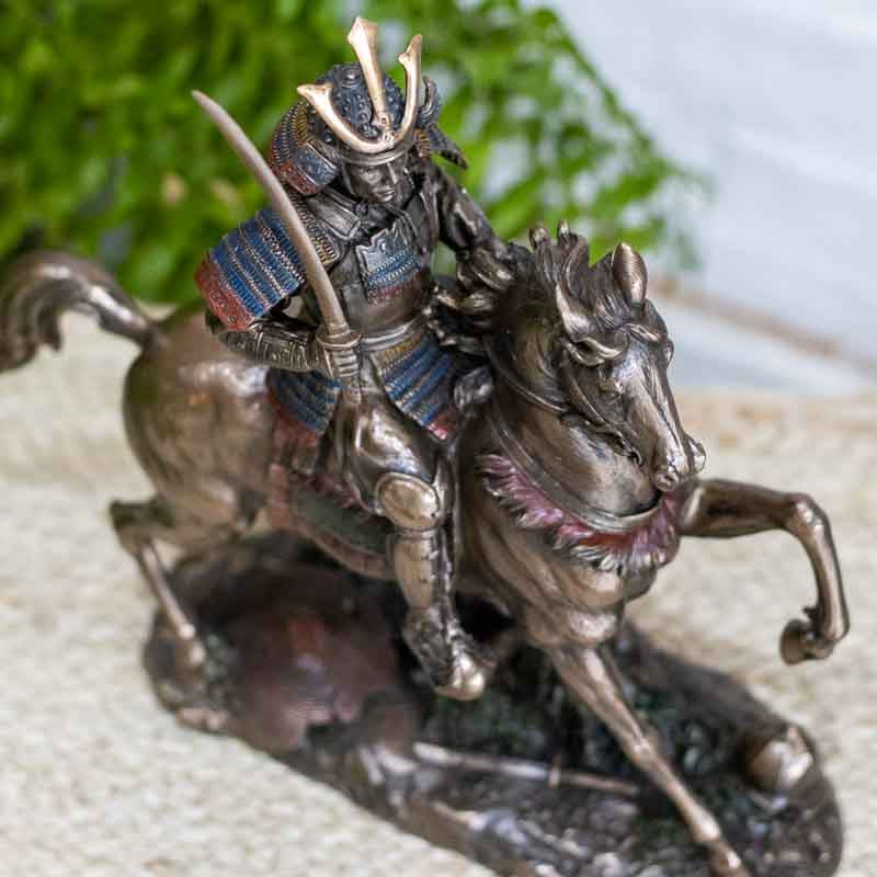 estatueta-escultura-samurai-cavalo-oriental-guerreiro-japones-objetos-decorativos-loja-presentes-veronese-design-004