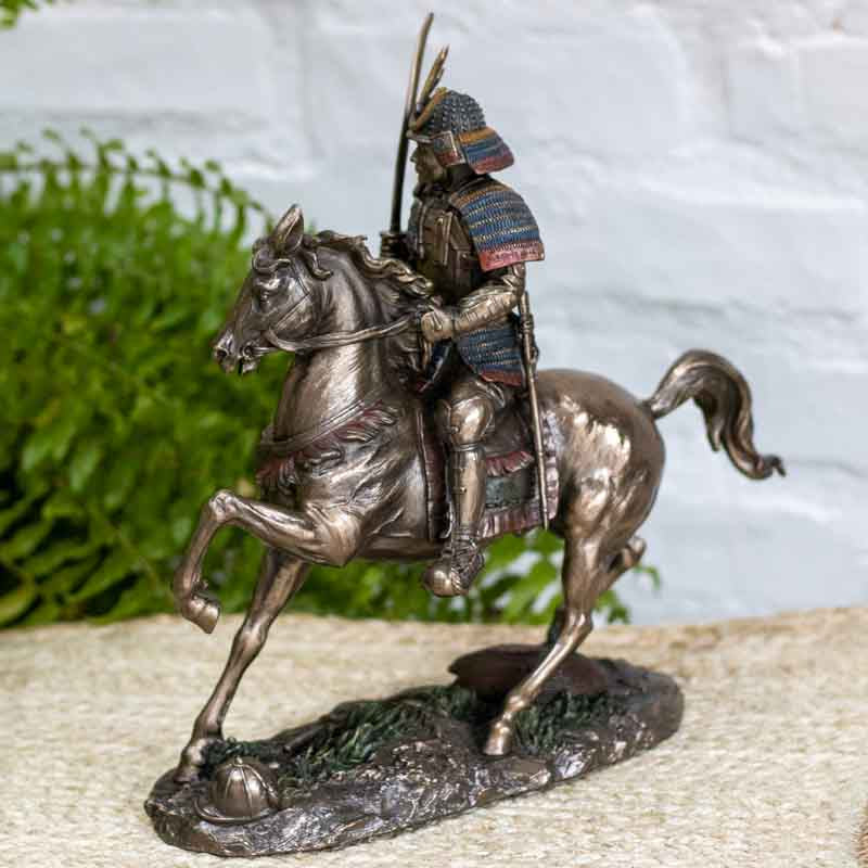 estatueta-escultura-samurai-cavalo-oriental-guerreiro-japones-objetos-decorativos-loja-presentes-veronese-design-005
